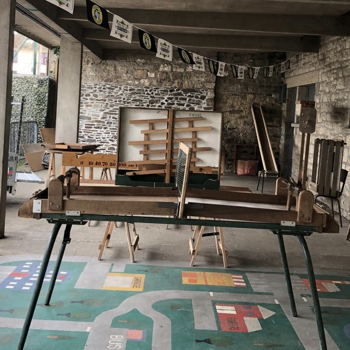 PrĂ©paration de la salle pour la FĂȘte de la Bretagne par les bĂ©nĂ©voles de l'ADAC, Association Dol Animation Culture
